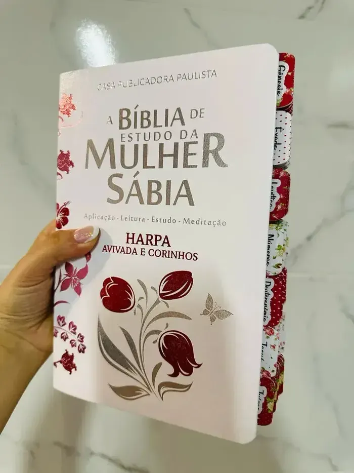 Foto do produto Bíblia de Estudo da Mulher Sábia Branca Pérola com Harpa e Abas