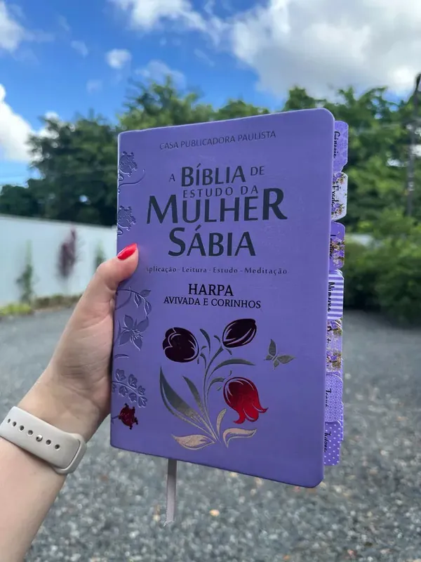 Capa do livro Bíblia de Estudo da Mulher Sábia Lilás com Harpa e Abas