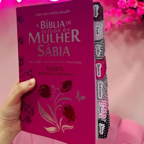 Capa do livro Bíblia de Estudo da Mulher Sábia Pink com Harpa e Abas