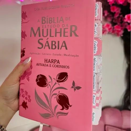 Capa do livro Bíblia de Estudo da Mulher Sábia Rosa com Harpa e Abas