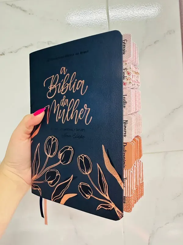 Capa do livro Bíblia da Mulher Azul Marinho Tulipas Rosé com Abas