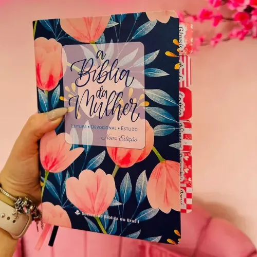 Capa do livro Bíblia da Mulher Floral Azul Marinho com Abas