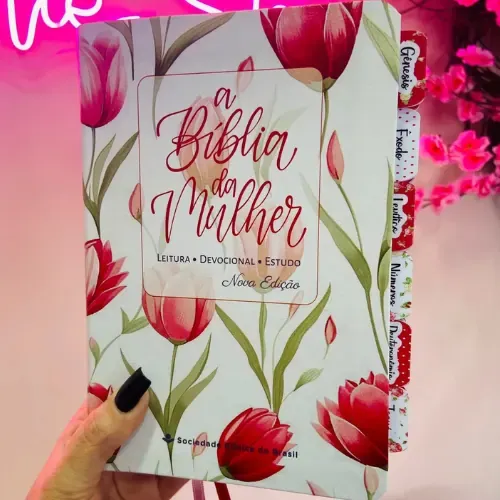 Capa do livro Bíblia da Mulher Tulipas Rosas Fundo Branco com Abas